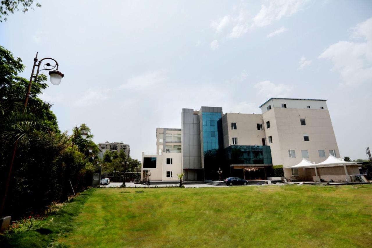 Royal Imperio Hotell Faridabad Exteriör bild