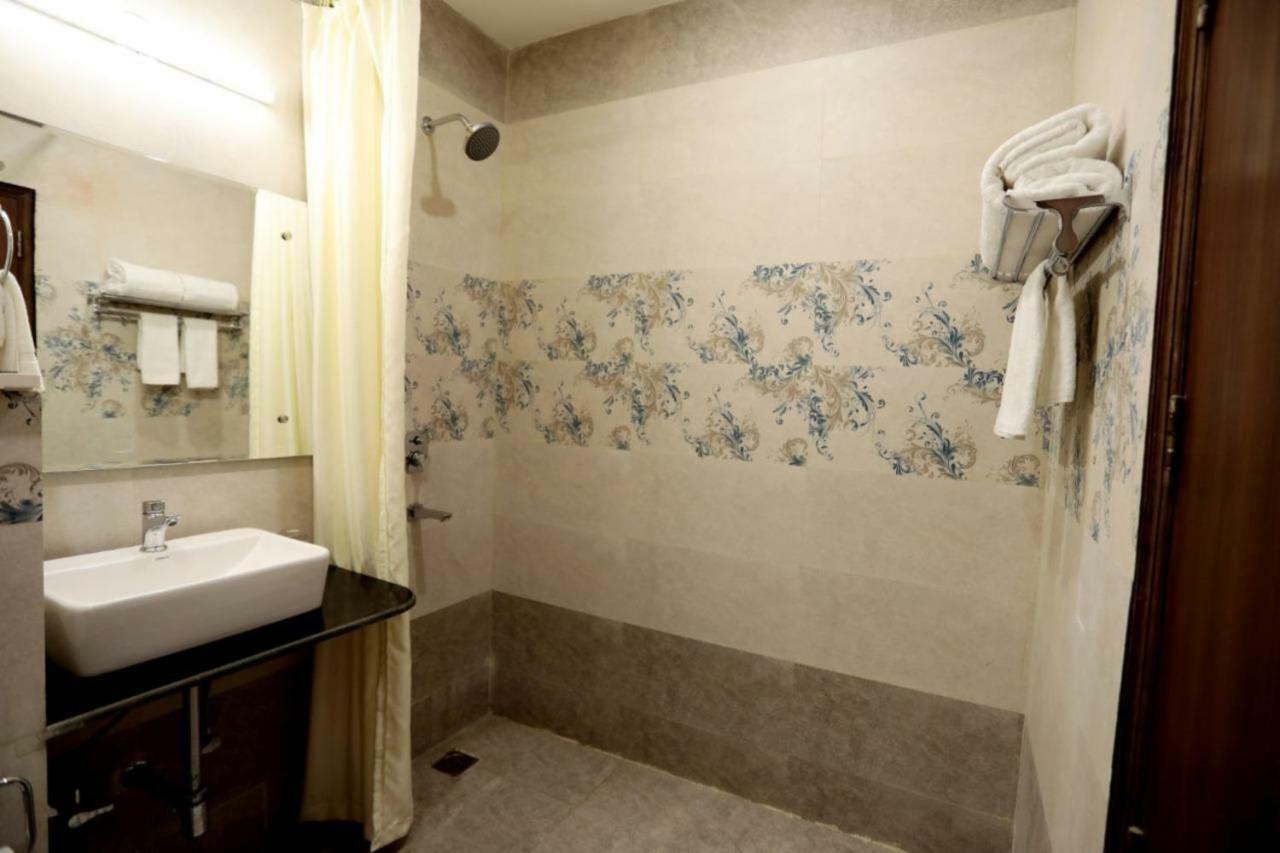 Royal Imperio Hotell Faridabad Exteriör bild