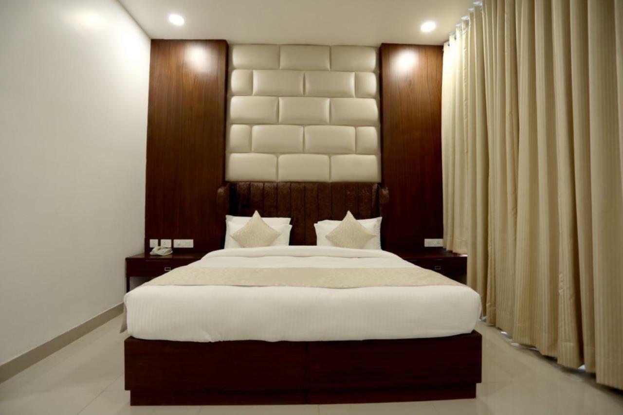 Royal Imperio Hotell Faridabad Exteriör bild