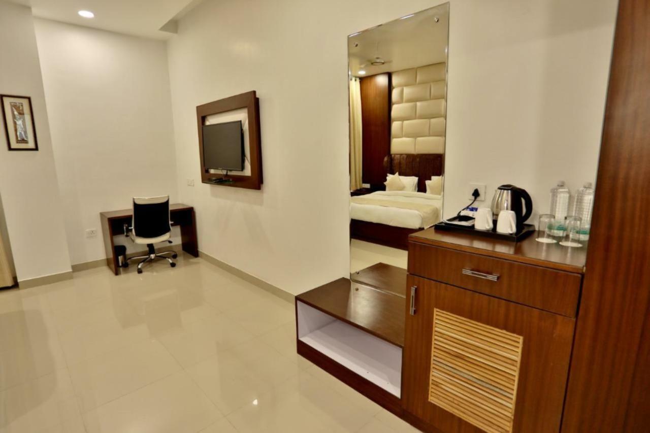 Royal Imperio Hotell Faridabad Exteriör bild
