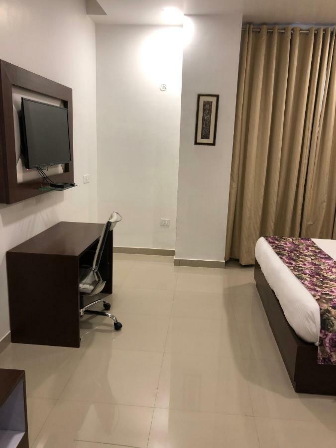 Royal Imperio Hotell Faridabad Exteriör bild