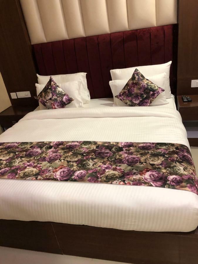 Royal Imperio Hotell Faridabad Exteriör bild