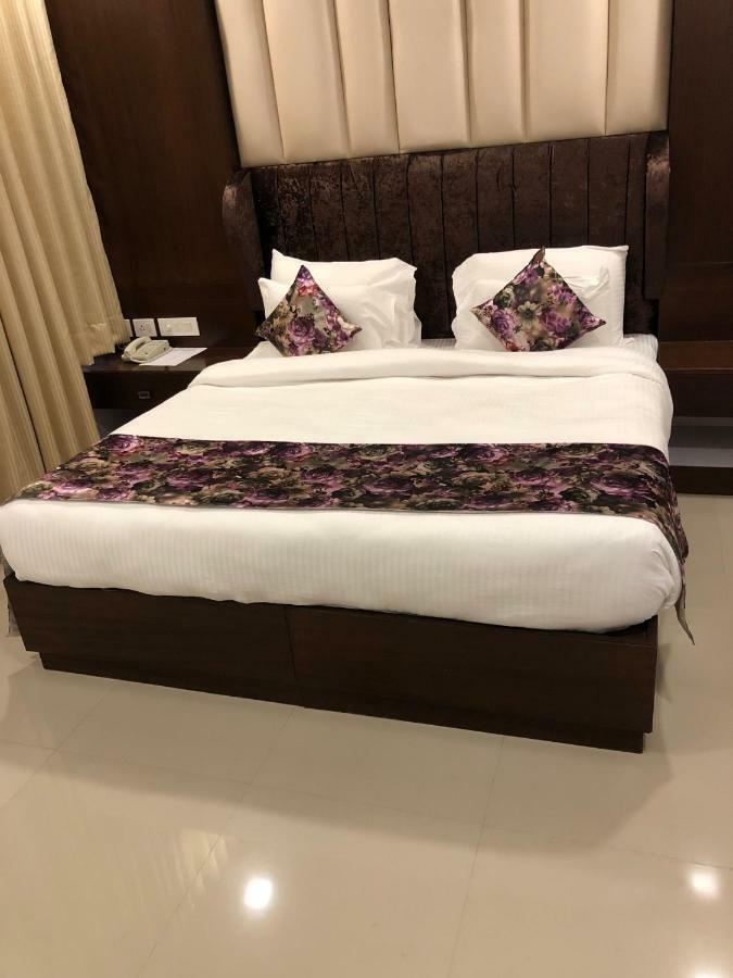 Royal Imperio Hotell Faridabad Exteriör bild