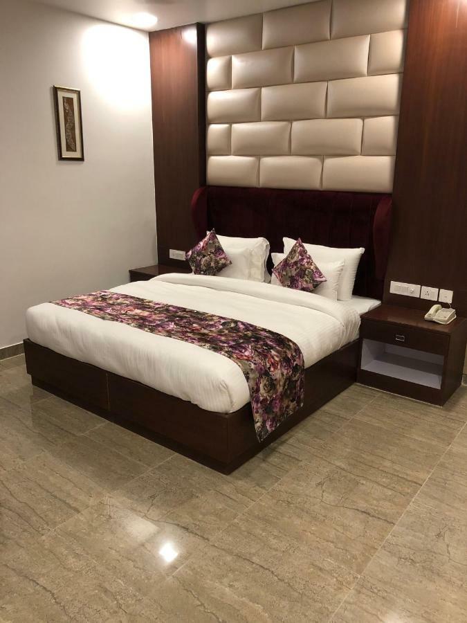 Royal Imperio Hotell Faridabad Exteriör bild