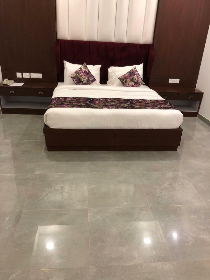 Royal Imperio Hotell Faridabad Exteriör bild
