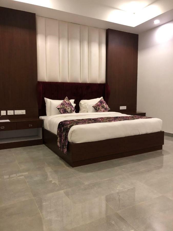 Royal Imperio Hotell Faridabad Exteriör bild