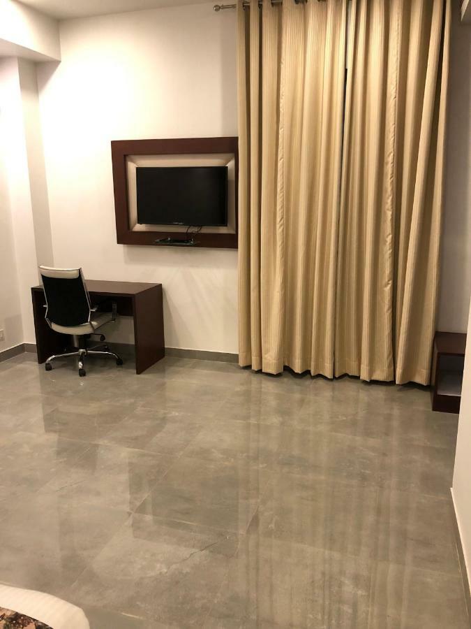 Royal Imperio Hotell Faridabad Exteriör bild